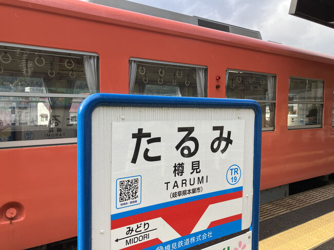 よく見ると駅名表示板にＱＲコードがありますね。帰ってから気付きました(笑)　何やろう。