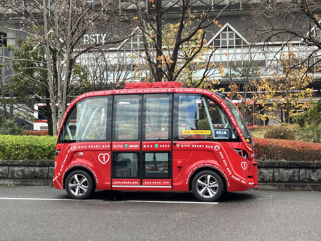 自動運転の車でしょうか。かっこいいですね。