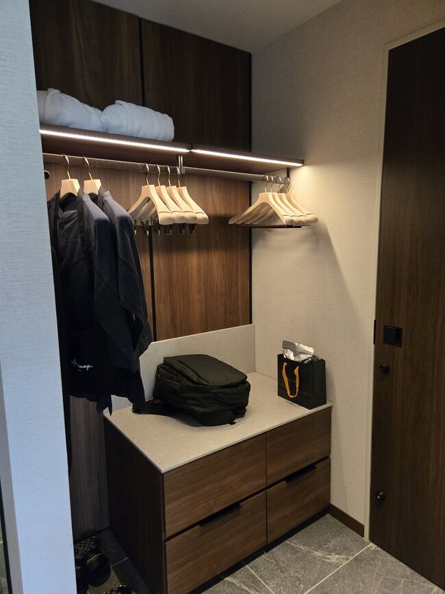 広々クローゼット。<br />バスローブ、部屋着。<br />サコッシュのみ持ち帰り可能。<br />スパや朝食レストランは<br />部屋着でOKです。