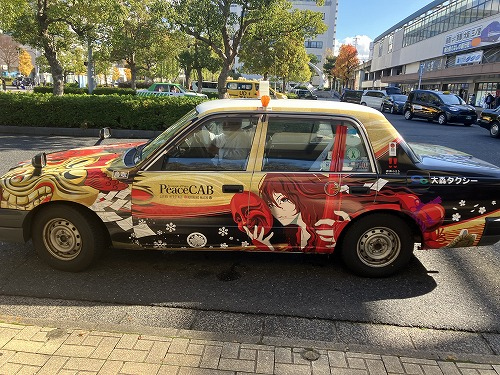 鳥取で痛車のタクシーが走っているんだ、とよく見ると、日本遺産麒麟の町をPRするアーバンアドとして、麒麟獅子にちなんで「PEACE CAB」と名付けたオリジナルデザインのタクシーが鳥取市内を走っています。