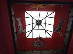 外国人観光客の多い黒門市場。上を見上げたら四神がそれぞれの方角に描かれていたことに初めて気が付きました。