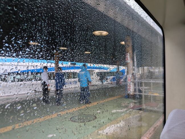 小雨の中を桟橋から西表島行きの船に乗り込みました。