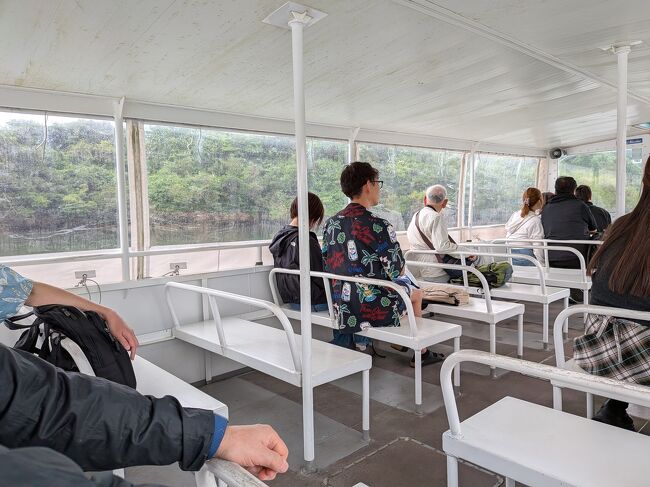 クルーズ船はラフに移動できる感じでした。始め小雨が降っていたので窓をビニールシートで覆っていましたが、途中から止んだので上に巻き上げました。