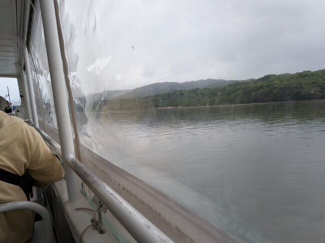 船は港を出て、すく横を流れる仲間川をさかのぼって行きます。