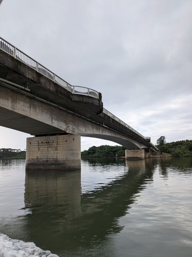 川の一番下流の橋を境に、上流が川、下流を海と区別するそうです。この橋をくぐるとまた海に出ることに。