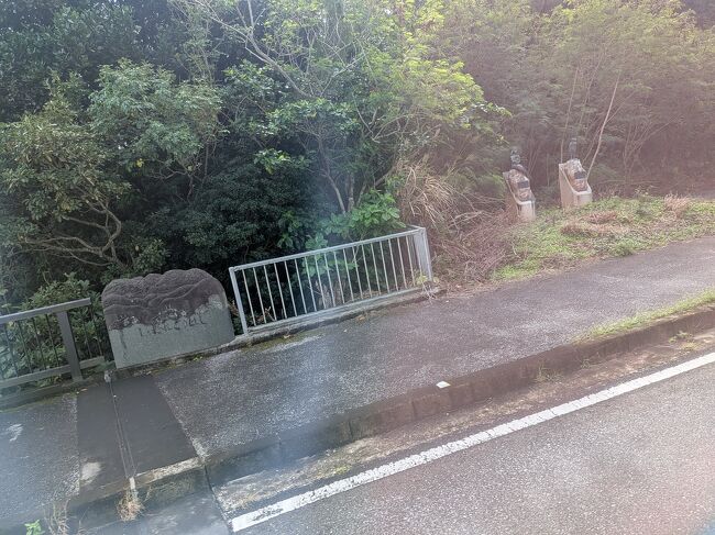 小さくて見にくいけれど、シーラ川に差し掛かる橋のたもとにカンムリワシと人魚の象が立っています。