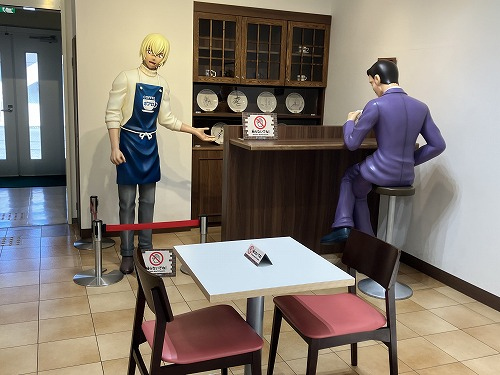 毛利探偵事務所の階下にある、喫茶ポアロを空港内に再現しています。<br />エプロン姿の安室さんと小五郎さんに会えます。<br />カウンター奥のプレートに書かれた声優陣のサインも必見です！<br />