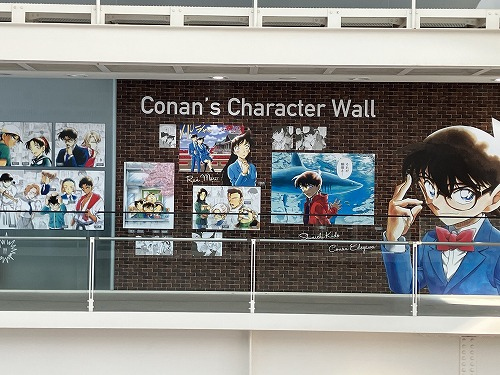 コナン・キャラクター・ウォール<br />少年探偵団から黒ずくめの組織まで、実に様々なキャラクターのイラストが、壁いっぱいに並んでいます。押しキャラを探して、一緒に写真を撮ろう。<br />