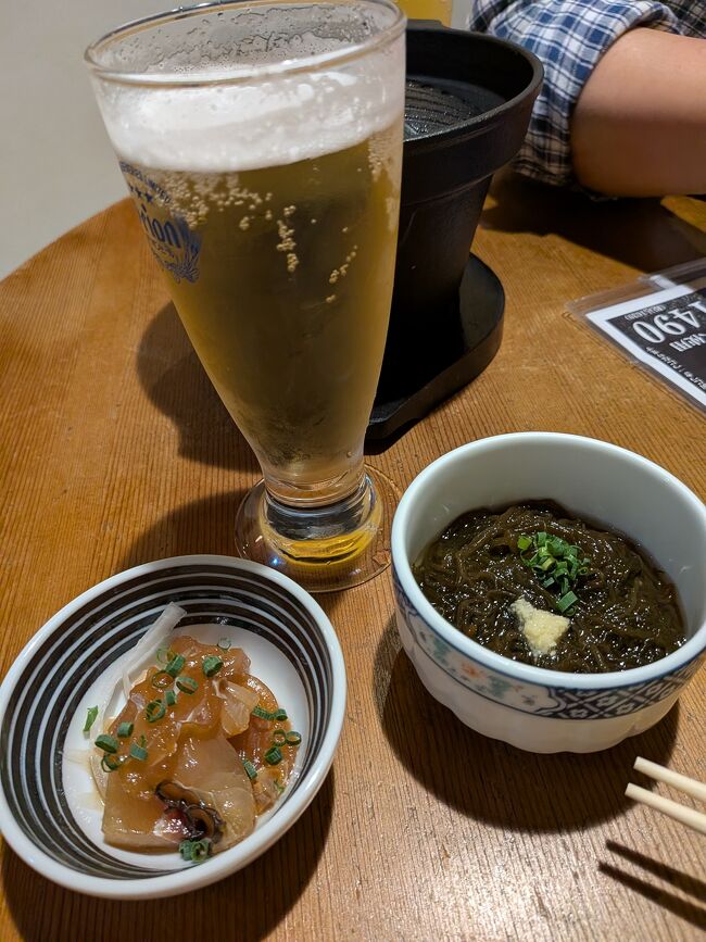 ジンジャーエールで割ったビールにモズク。石垣島のモズクは歯ごたえ良くいくらでも食べられます。