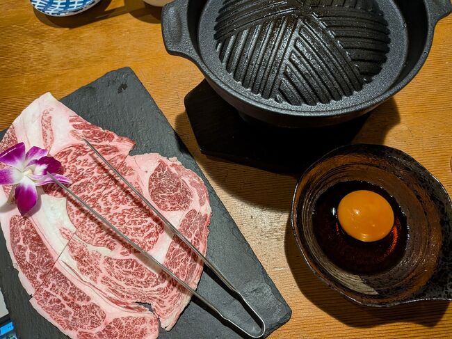 石垣牛の焼きしゃぶ。ジンギスカン様の鍋で焼いて、すき焼きの割下に卵黄を落としたようなタレに浸して食べると、もうこれは食べたことの無い濃厚なすき焼きでした。