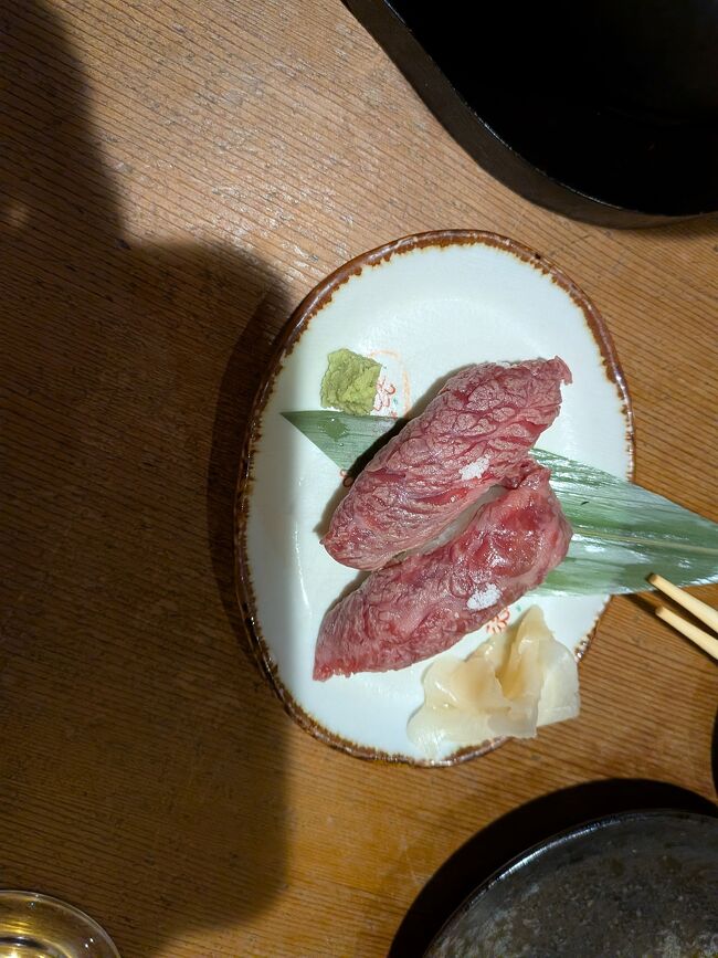 肉寿司。塩と醤油が選べるけどあっさりと塩にした。