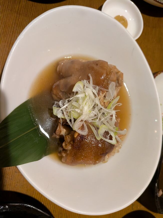 テビチの煮込みを食べたら口の周りがコラーゲンだらけになってムチムチにくっついた。<br />濃厚さにノックアウトされた夕食でした～。<br />明日はのんびり黒島に行きます。