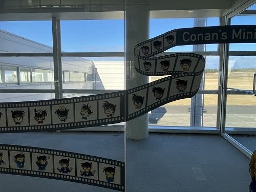 コナン　ミニ・ライブラリー<br />歴代コミックスの背表紙に描かれたイラストをフィルムのように展示。パラパラ漫画風にレイアウトされたコナン君のコミカルな動きが楽しめます。<br />