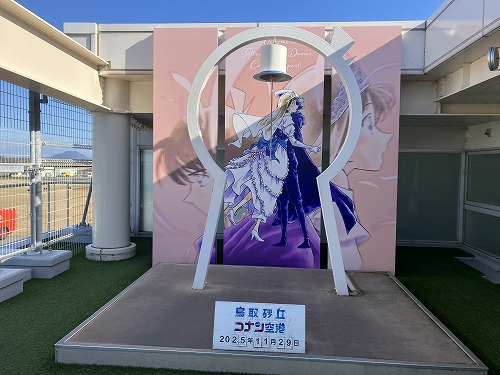 文化祭の新一＆蘭を描いた絵の前にキッドのシルクハットを模した鐘が。鐘を鳴らすとキッドのマジックが起こる？ 