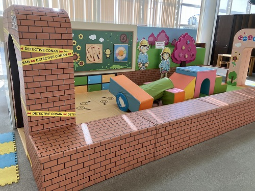 キッズコーナー<br />新一君と蘭ちゃんが初めて出会った米花保育園をモチーフにしている。思い出のエピソードがテーマのデザインで、大人も子供の楽しめます。<br />