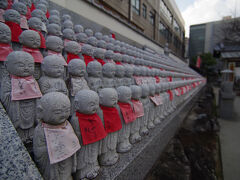 四天王寺の北向地蔵は、東京の増上寺を思い出しました。
このあたりは四天王寺の中心に比べると静かでした。