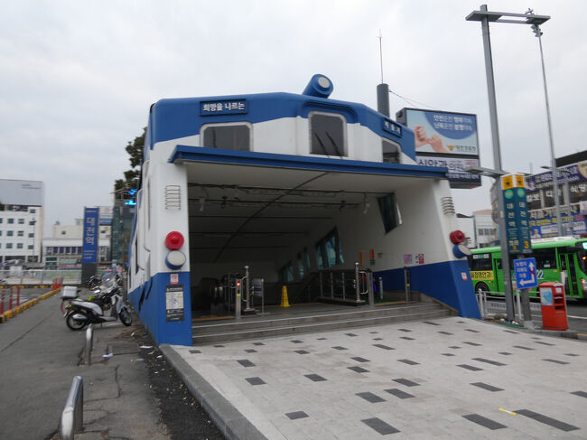 　地下鉄入口、昔のKorailの車両みたい