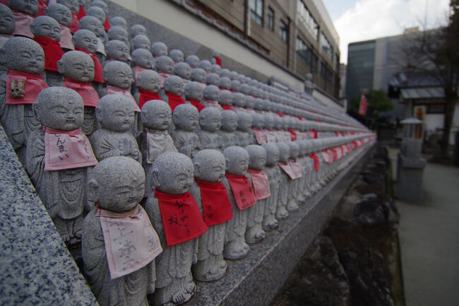 四天王寺の北向地蔵は、東京の増上寺を思い出しました。<br />このあたりは四天王寺の中心に比べると静かでした。