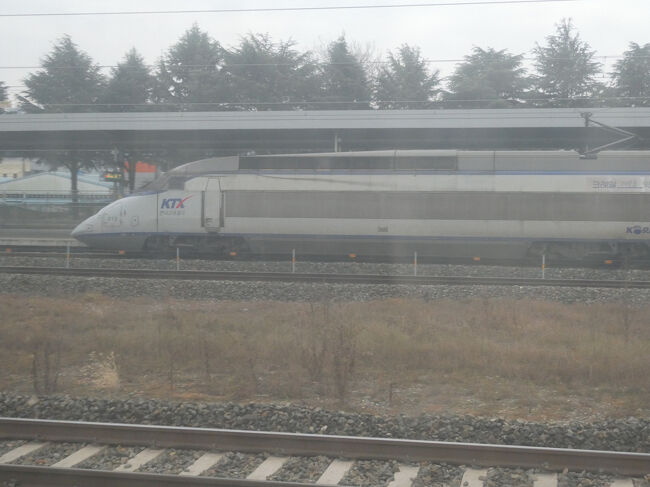 　上りのKTXも停車中でした。