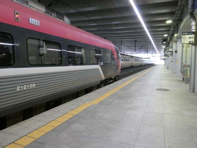 　奥のホームから「SRT318号」水西行き出発