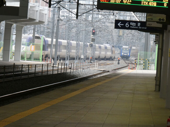 　京釜線の線路を走る大慶電鉄線の電車が到着