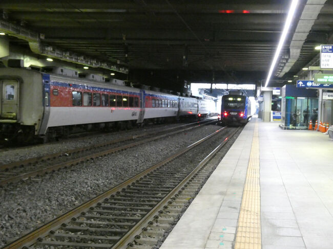 　電鉄線ホームとは区切られています。