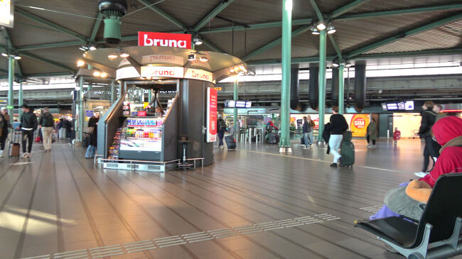 空港ロビーなのに天井が低くて、鉄道駅みたいな雰囲気です。人も多くて、ちょっと落ち着きます。