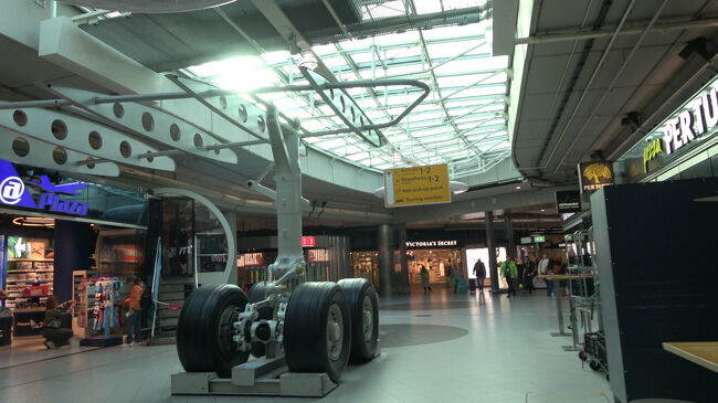 空港らしい展示を発見。大きな飛行機の車輪が目を引きます。旅気分が高まります。