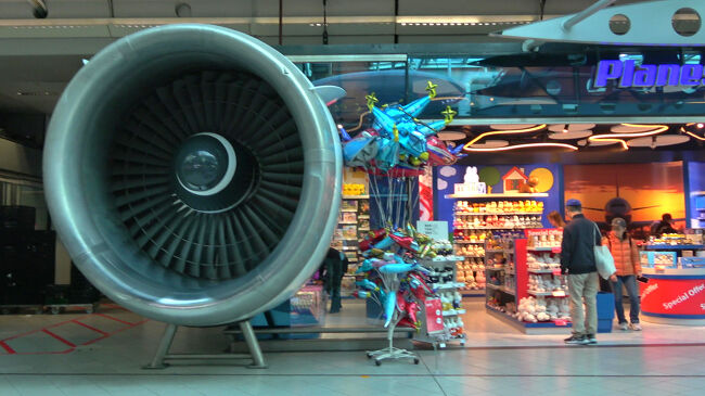 巨大なエンジンのオブジェもありました。入口からインパクト抜群で、飛行機好きにはたまらない空間です。