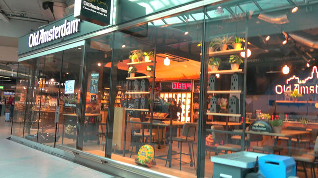 ターミナルビル内のショップ「Old Amsterdam」。<br />チーズの専門店らしく、店頭には大きなチーズのオブジェもありました。