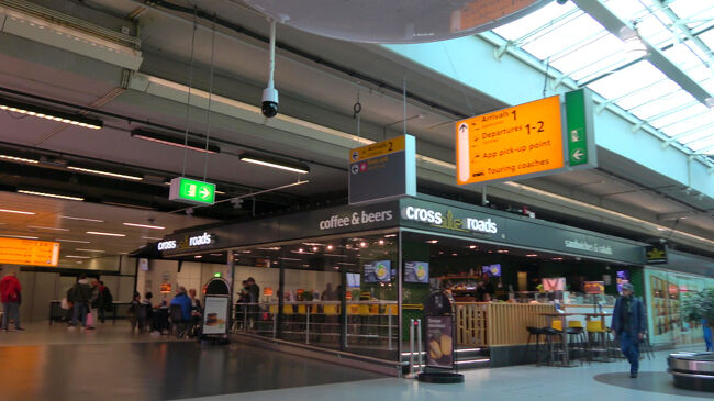 ターミナルビル内のショップ「crossroads」。軽食やコーヒーが揃っていて、待ち時間にちょうどいい場所です。