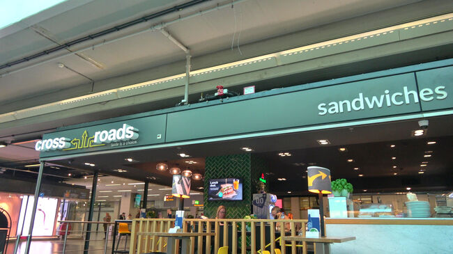 ターミナルビル内のショップ「crossroads」。<br />サンドイッチやドリンクのセットが手軽に楽しめます。
