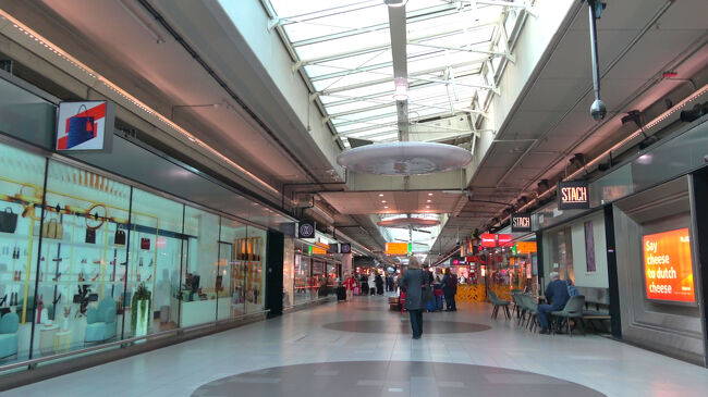 ターミナルビル内のショップ「STACH」。<br />明るくて入りやすい雰囲気で、ちょっとした買い物や休憩にぴったりです。