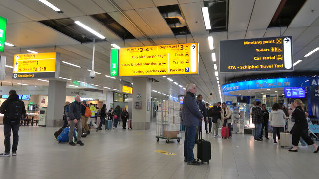 ターミナルビル内は案内表示が多く、人の流れも活発です。