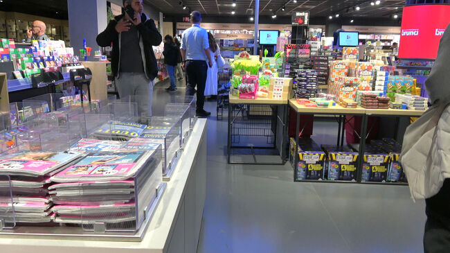 ターミナルビル内の本屋。オランダ語は分からないので、眺めるだけでした。笑