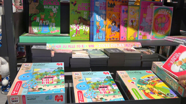 でもカラフルな表紙やゲームの棚を見ていると、ちょっとした異文化体験になります。