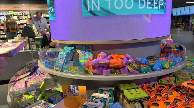 ターミナルビル内のお土産屋。