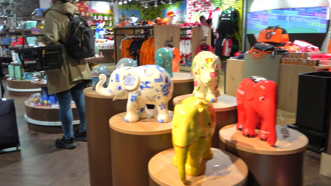 カラフルな象の置物が並んでいて、見ているだけでも楽しい空間でした。<br />旅の記念にひとつ欲しくなりますが、今回は写真だけで満足です。