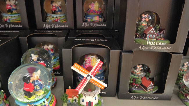 ターミナルビル内のお土産屋。