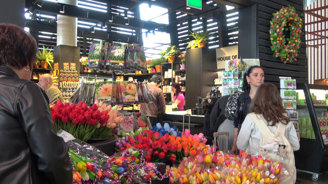 「house of tulips」というお土産屋。カラフルなチューリップが並んでいて、見ているだけでも楽しい空間でした。