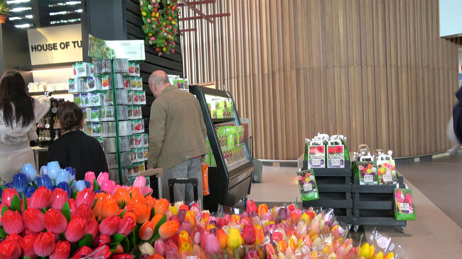 花の種や球根がずらりと並ぶ棚。種類も豊富で、園芸好きにはたまらない場所です。