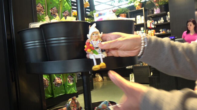 民族衣装の女の子の置物。小さくて可愛らしく、手にチューリップを持っているのが印象的でした。