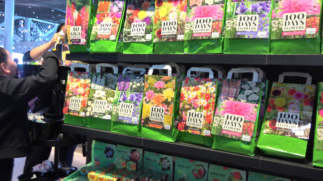 チューリップなどの球根がずらりと並び、パッケージも華やかで見応えがあります。