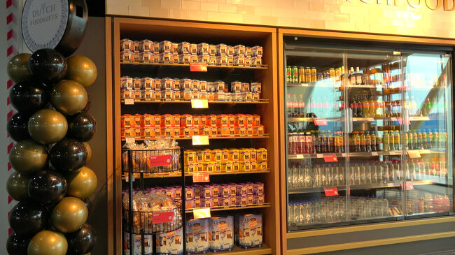 チーズやお菓子がずらりと並び、見ているだけでも楽しい空間でした。