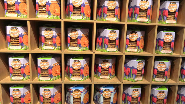 空港内とは思えないほど品揃えが豊富で、ちょっとしたお土産選びにぴったりです。