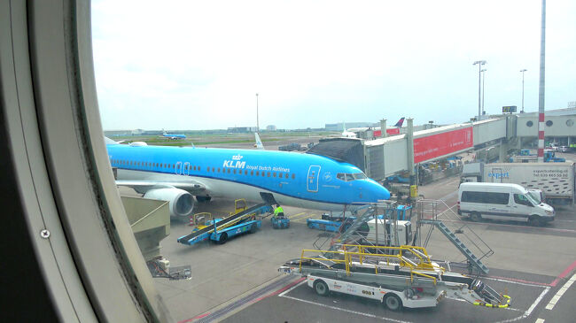 いよいよ搭乗です。KLM1355便でアムステルダムからプラハまで約1時間30分のフライト。<br />窓の外に見える機体と地上スタッフの動きが、旅の続きを感じさせてくれます。