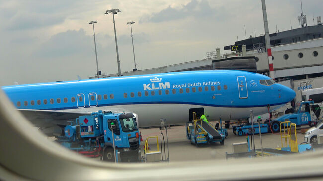 窓の外に見えるKLM機も、旅の始まりを感じさせてくれます。