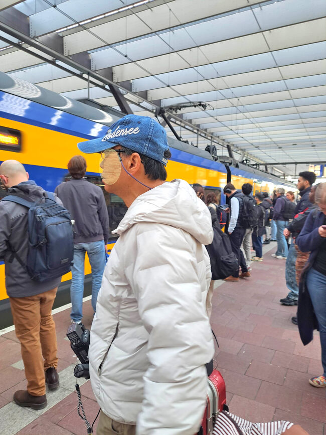 駅は人でいっぱいですが、旅の記録を残しながら次の目的地へ向かう準備をしています。少し疲れていますが、まだ楽しみも続いています。