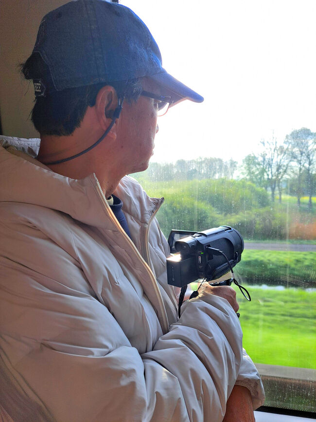 やっぱり座れませんでした。仕方なく立ったまま、窓の外を撮影しています。<br />少し疲れましたが、景色はきれいで、立っていても撮りたくなる瞬間でした。