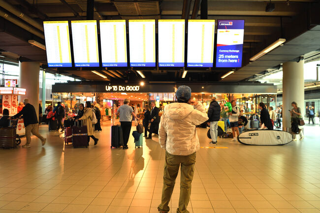 スキポール空港に到着しました。出発案内を見上げながら次の国への実感が湧いてきます。人の多さに圧倒されつつも、旅の続きを楽しみにしています。チェコへの第一歩です。